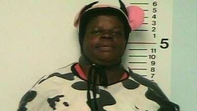 Dame arrêtée en costume de vache